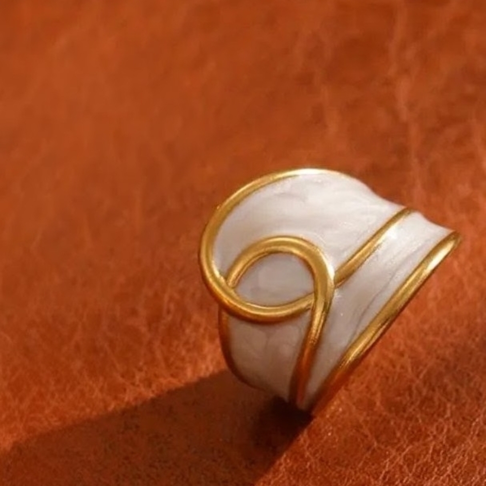 Elegant Gold and White Swirl Ring